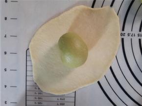 同样如此。把原味的面团也擀成圆形。包住抹茶面团。收口向下。