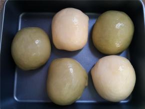 发酵结束后表面轻轻刷一层蛋液。