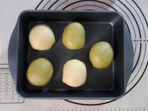 依次全部包好。放入烤盘里。盖上保鲜膜室温二次发酵至一倍大。