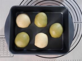 依次全部包好。放入烤盘里。盖上保鲜膜室温二次发酵至一倍大。