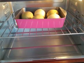 烤箱预热五分钟160°，上火140°。下火120°烤20分钟。