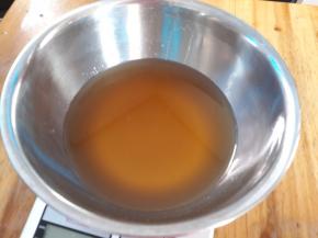 转化糖浆和油枧水搅拌均匀。