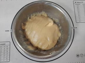 加入低筋面粉揉成面团。盖上保鲜膜醒1小时。