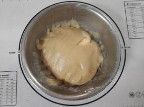 加入低筋面粉揉成面团。盖上保鲜膜醒1小时。