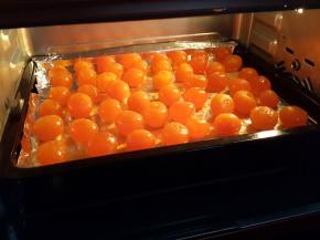 生咸鸭蛋用料酒泡1小时去腥。然后放烤箱烤10分钟。