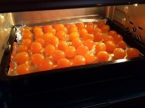 生咸鸭蛋用料酒泡1小时去腥。然后放烤箱烤10分钟。