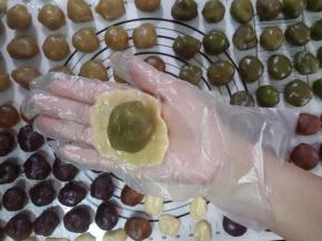 再用面团包住抹茶馅收口。（面团醒发后分成一个17g的剂子。