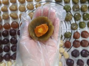 取一个抹茶馅包住蛋黄。