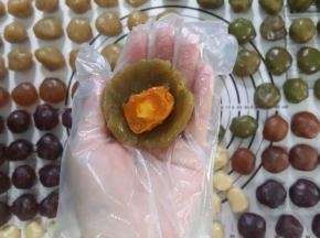 取一个抹茶馅包住蛋黄。