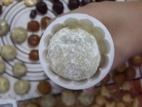 在低筋面粉里滚一圈双手抖掉多余的面粉。放模具里面。