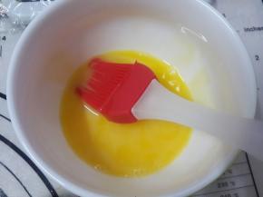 鸡蛋敲一个、稍微倒点一些蛋白。调均匀。