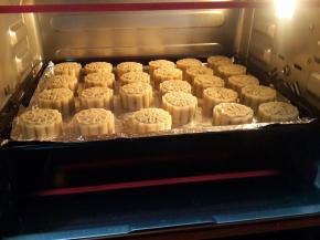 烤箱预热160°上下火。放月饼烤10分钟烤干表面水分。