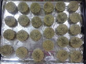 给蛋黄轻轻的刷上一层蛋液。然后再放入烤箱160°上层。上火160g。下火110g。