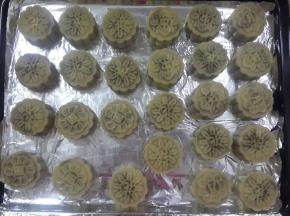 给蛋黄轻轻的刷上一层蛋液。然后再放入烤箱160°上层。上火160g。下火110g。