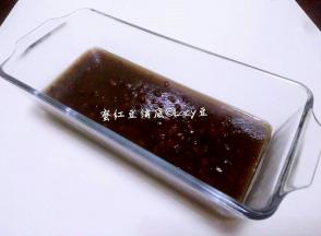 搅拌到琼脂完全融化，关火，稍稍晾凉1-2分钟，将红豆汤倒入模具内，铺底。冷却后，放入冷藏室冷藏20分钟，表面凝固即可。