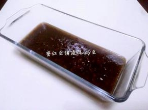 搅拌到琼脂完全融化，关火，稍稍晾凉1-2分钟，将红豆汤倒入模具内，铺底。冷却后，放入冷藏室冷藏20分钟，表面凝固即可。