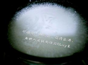 砂糖融化后，保持微沸，加入泡软并沥干水的琼脂，用长柄汤勺或橡胶刮刀搅拌至完全融化，混匀。