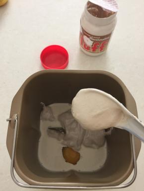 将面团中所有材料（除黄油）按照先液体后固体的顺序放入面包机桶里，盐放角落，酵母放在面粉中间，选择和面程序和面；