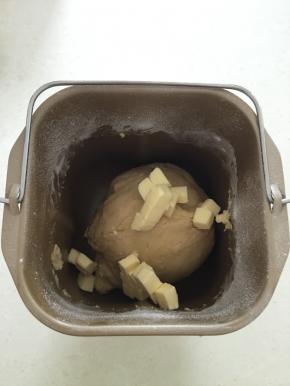 和好面后放入黄油，继续和面一个程序；