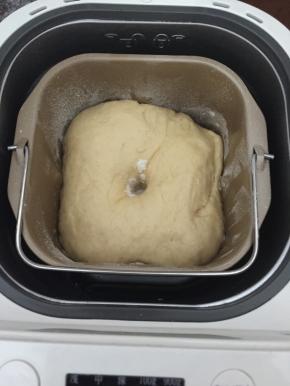 和好面后选择发酵程序发酵，发酵到两倍大后选择和面程序和面5分钟排气；