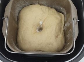 和好面后选择发酵程序发酵，发酵到两倍大后选择和面程序和面5分钟排气；