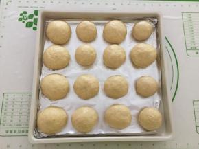 将面团分割成16个小面团揉圆，放入烤盘里，每个面团之间要留出一些空间；