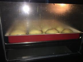 放入烤箱，最下层放一盘开水，进行二次发酵；