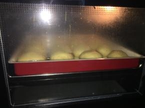 放入烤箱，最下层放一盘开水，进行二次发酵；