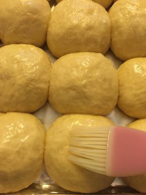 二发好的面团表面刷一层蜂蜜水，再撒上适量白芝麻；