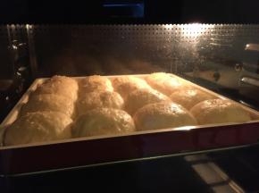 放入预热好的烤箱，中层上下火180度烤15分钟即可；