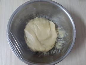 用手和成面团。盖上保鲜膜醒发1小时。