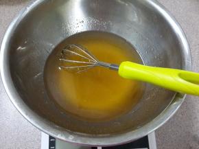 转化糖浆里加油和枧水，搅拌均匀。