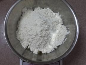 筛入低筋面粉。