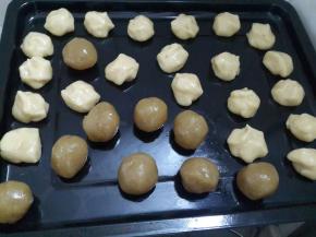 把面团分成40个同样大小的分量，莲蓉亦是如此，这只是其中的一部分。