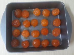 泡好的鸭蛋黄放烤盘。