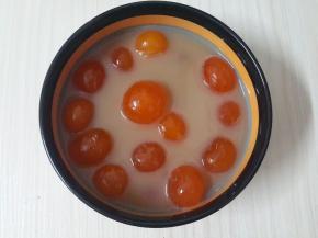 咸鸭蛋买回来取出蛋黄，一定要生鸭蛋，用料酒泡1小时去腥。