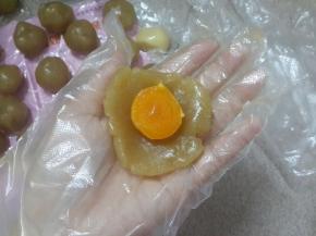 取蛋黄用莲蓉包住。