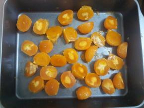 取出凉透后对半切开。