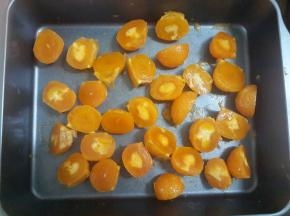 取出凉透后对半切开。