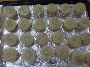 用50g的月饼模具，压成形状即可。在月饼表面喷点水。