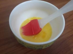 磕一个鸡蛋，按2:1的比例，蛋黄和蛋白调均匀。