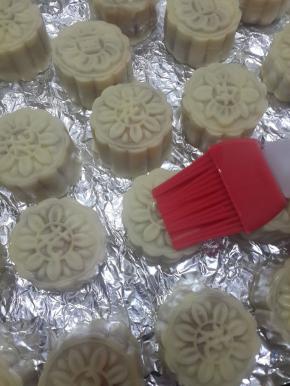 轻轻的刷上蛋液，只刷上面。不刷侧面。再送入烤箱160°上火，下火140°烤20分钟即可。