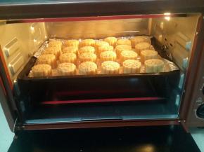 烤箱预热5分钟。上下火160°。烤5分钟，烤干表面的水分定型。