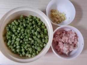 处理好后切成沫。姜蒜切碎。五花肉切成沫。