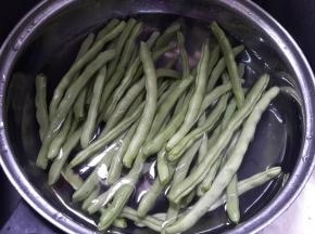 四季豆洗净、
