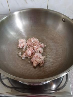 坐锅烧热后放油，放肉沫炒香至变色。