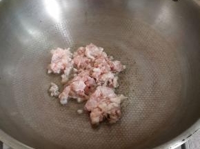 坐锅烧热后放油，放肉沫炒香至变色。
