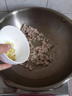 加姜蒜一起翻炒去腥。