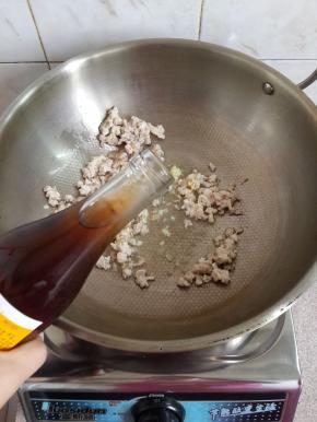 倒入料酒去腥。