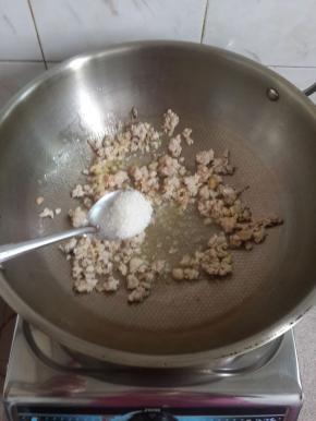 放半勺白糖提鲜。